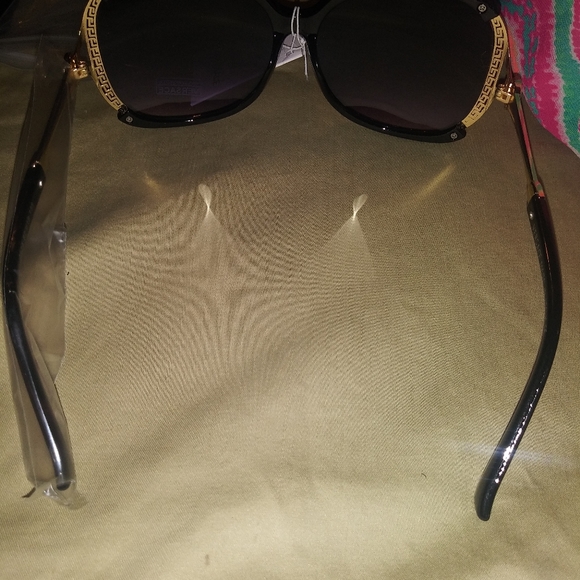 Versace - Picture 2 of 5